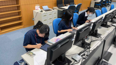 広報活動の案を作成する生徒たち