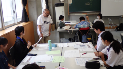 屋内での企画について話し合う生徒たち