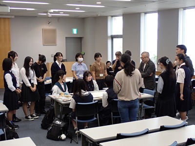 千葉県の特徴や良さについて班ごとに発表する様子