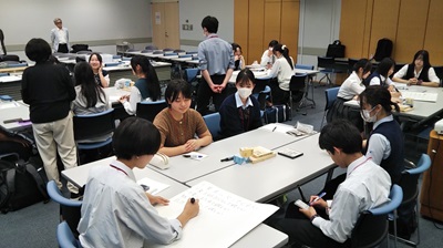 大会基本方針の案を班ごとに話し合う様子