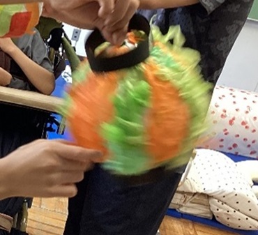 生徒がちょうちんを制作している様子