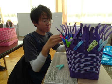 生徒がクラフトテープを網んでいる様子