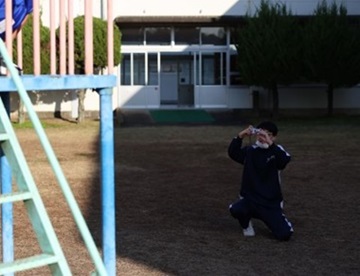 生徒が作品用の写真を撮っている様子