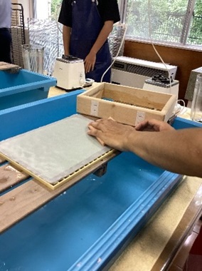 生徒が紙を漉いている様子