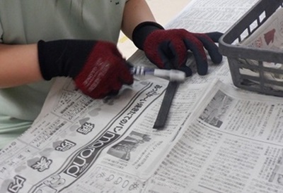 生徒が炭を磨いている様子