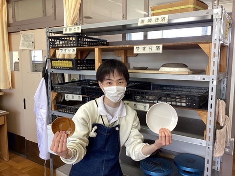 四街道生徒が完成した皿を持っている写真