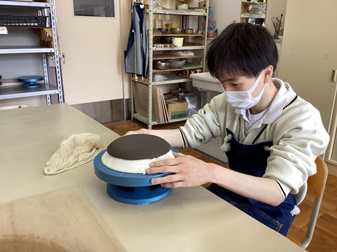 四街道生徒が皿を作成している写真