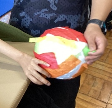 生徒がちょうちんに色紙を貼っている様子