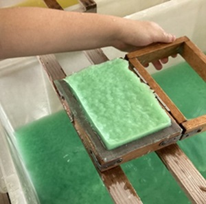 生徒が紙を漉いている様子