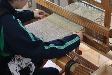 生徒が布を織っている様子