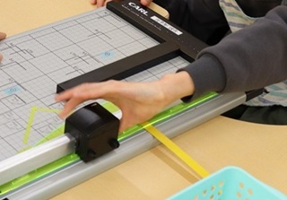 生徒がクラフトテープを切っている様子