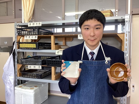 四街道生徒が完成した小皿を持っている写真