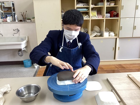 四街道生徒が小皿を作成している写真