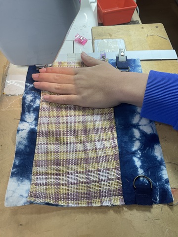 生徒がバッグをミシンで縫っている写真