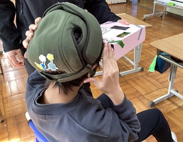 生徒が空箱を利用して作品を制作している様子