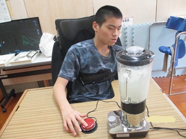 生徒がミキサーで紙を作っている様子