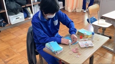 生徒が和紙でのし袋を作成している様子