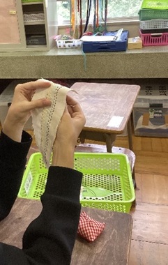 生徒が布に刺し子をしている様子