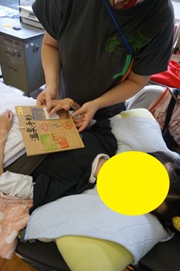 生徒が温泉手形を制作している様子