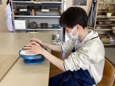 四街道生徒が丸小皿を作成している写真
