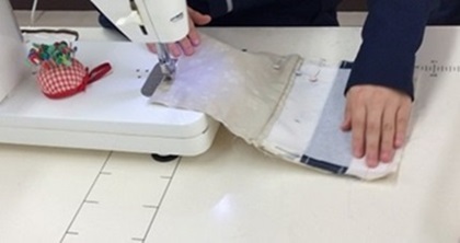 生徒がミシンでペンケースを縫っている様子