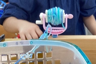 生徒が毛糸を巻いている様子