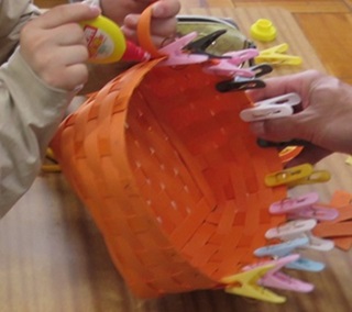 生徒がクラフトテープを糊付けしている様子