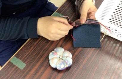 生徒がランチマットの布を縫っている様子
