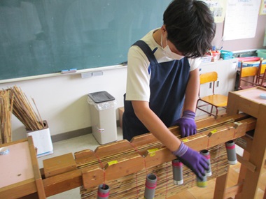 生徒がよしずを編んでいる様子