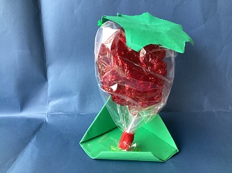 小学部4年生徒作品　紙とセロファンで作ったいちご