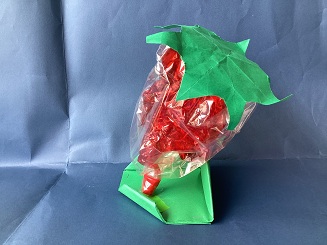 小学部5年生徒作品　紙とセロファンで作ったいちご