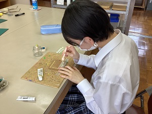 制作者高等部2年　山口笑生さんの作成風景写真