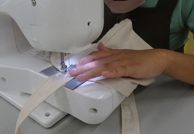 手工芸班　「サコッシュ」作成の様子
