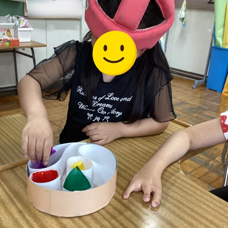児童がカラーセロファンを貼っている様子