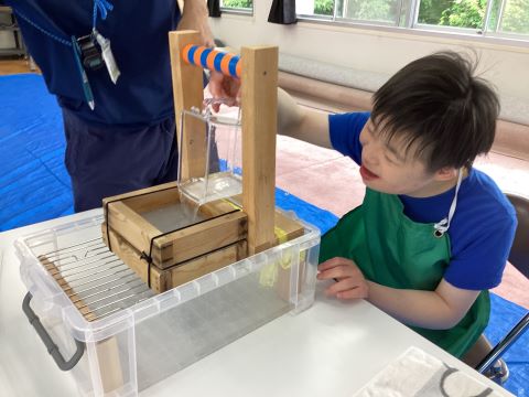 高等部　紙工班　「紙ファイル」　作成風景