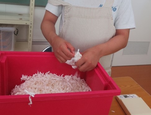 紙すき班　「油すいとり袋」作成の様子