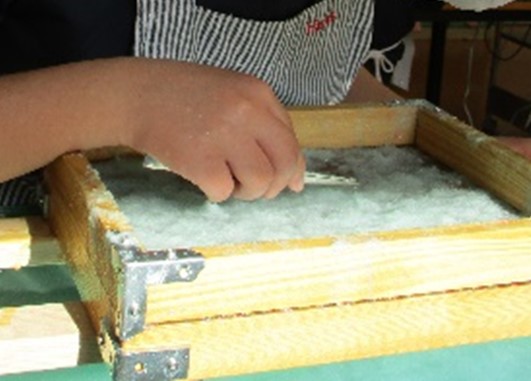 紙工班　「メモ帳」作成の様子