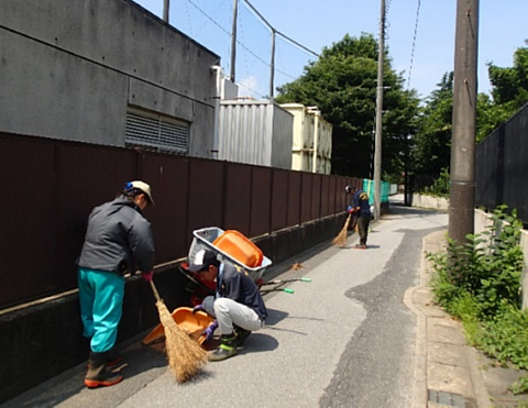 クリーンメイトセンター掃き掃除の様子
