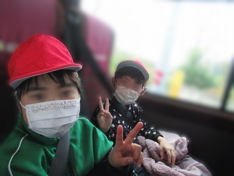 バス車内の児童の様子