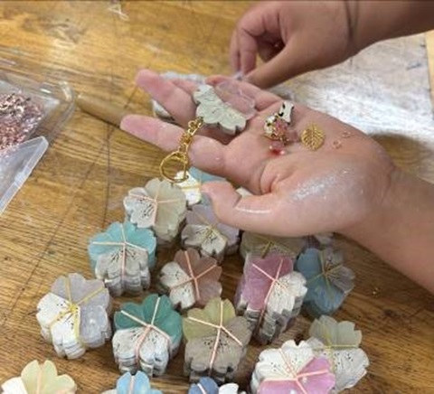 製作途中のレジンキーホルダーの画像