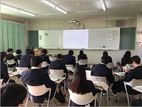 アクティブラーニングルームで授業を受けている生徒たちの画像