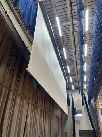 スクリーンを下から見た写真