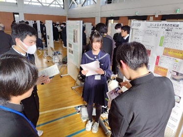 成果発表会をする生徒の様子