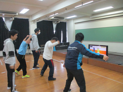 テレビを見ながらダンスをする生徒の様子