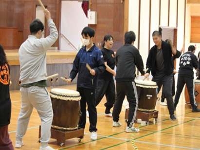 地域の太鼓団体の方に太鼓を学んでいる生徒の様子