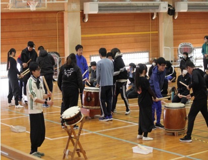 地域の太鼓団体の方と一緒に太鼓を叩く生徒の様子