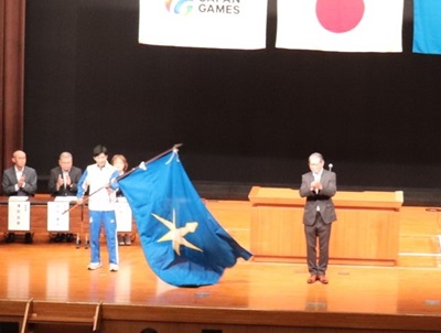 選手代表が団旗を振る画像