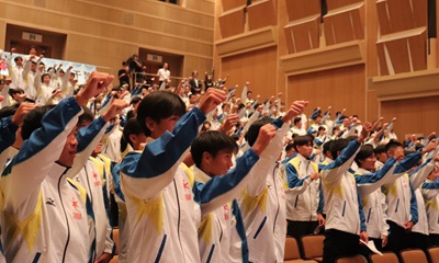 出席者全員による勝どきの画像