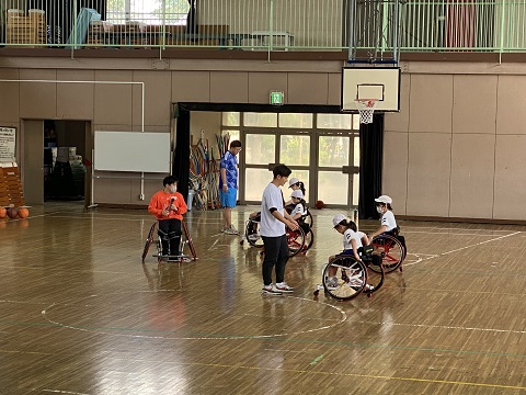 児童の車いす操作を見守る立川選手。