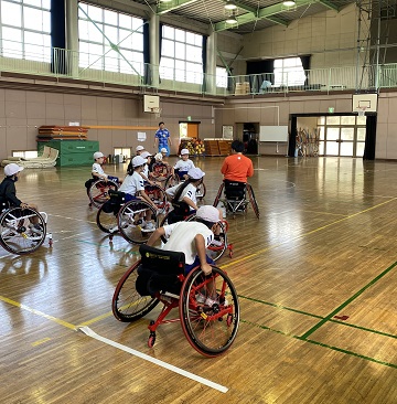 車いすに乗り説明する立川選手。